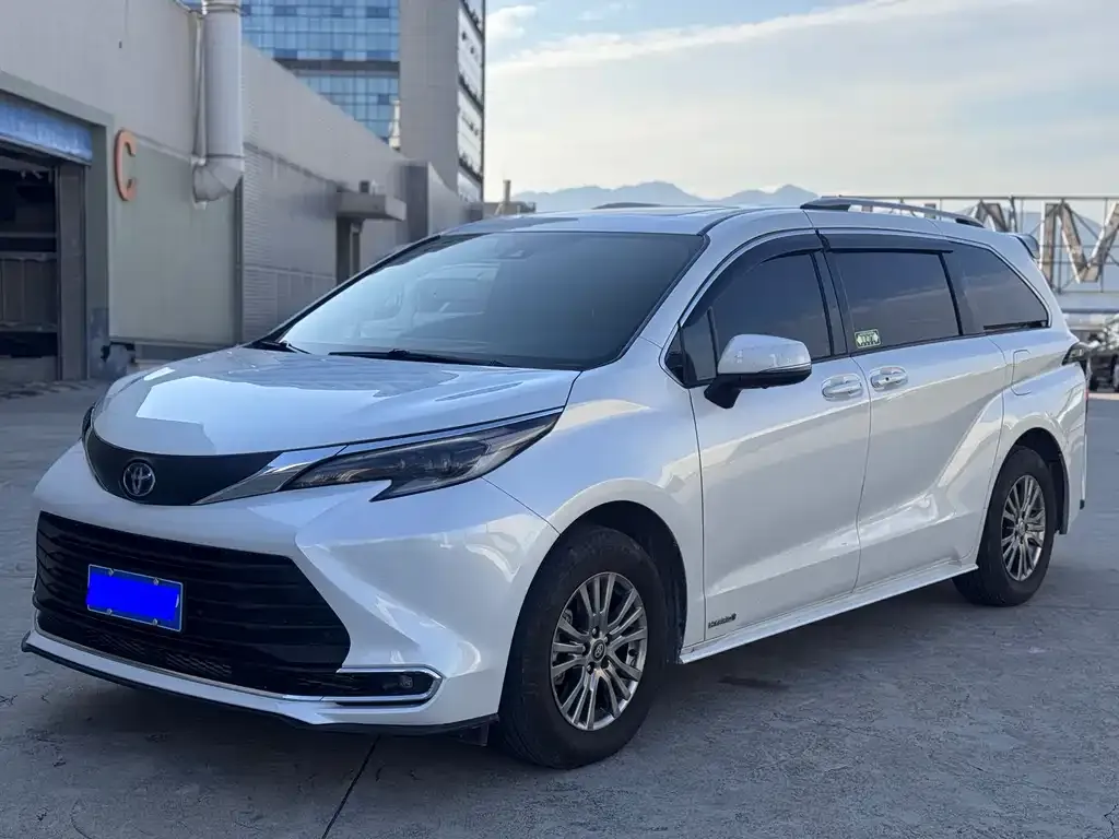 Toyota Sienna — фото 1