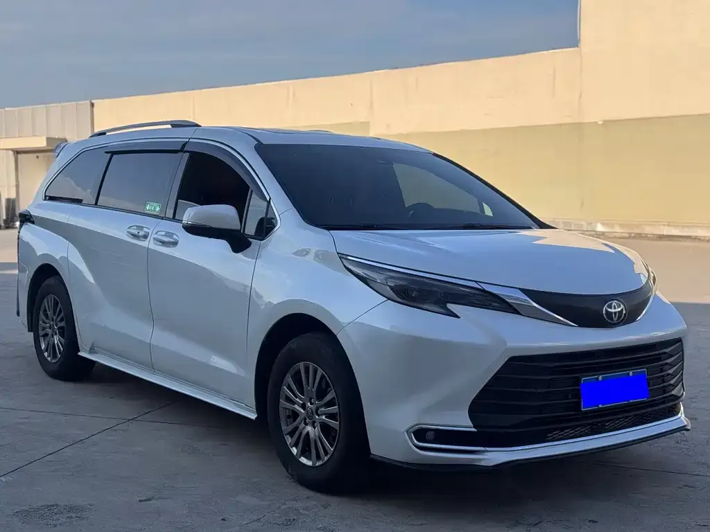 Toyota Sienna — фото 3