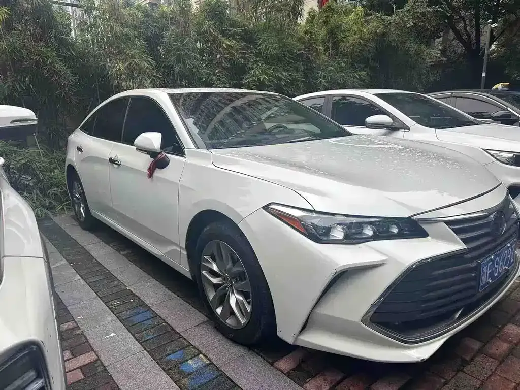 Toyota Avalon — фото 1