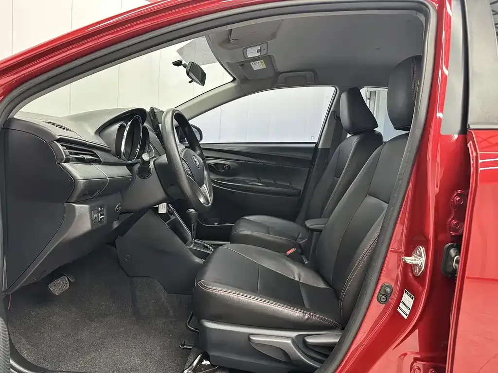 Toyota Yaris L — фото 4