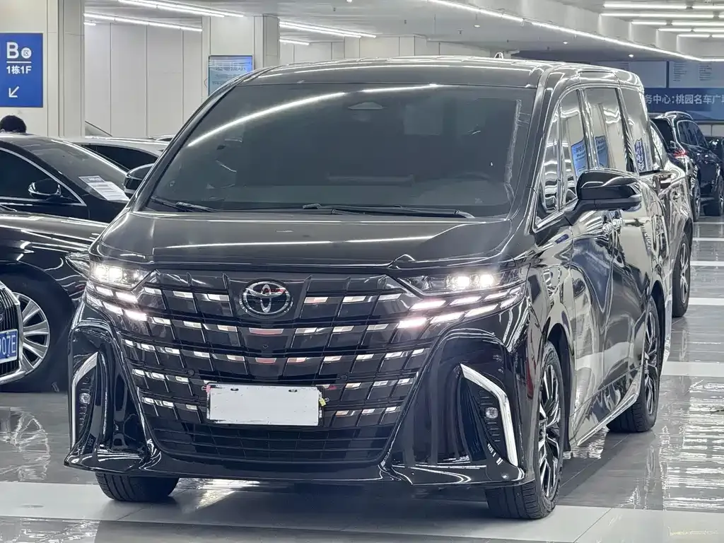 Toyota Alphard — фото 1