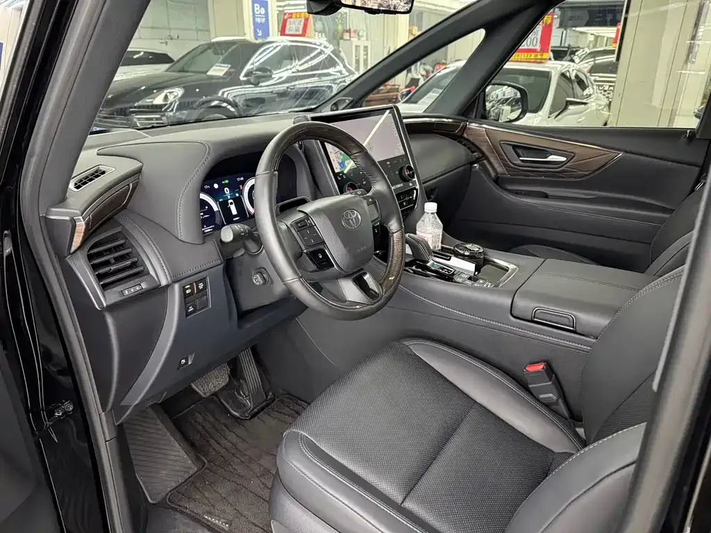 Toyota Alphard — фото 4