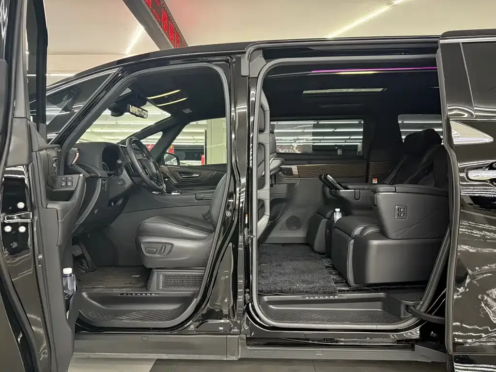 Toyota Alphard — фото 6