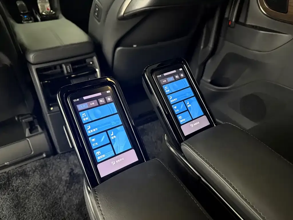 Toyota Alphard — фото 9