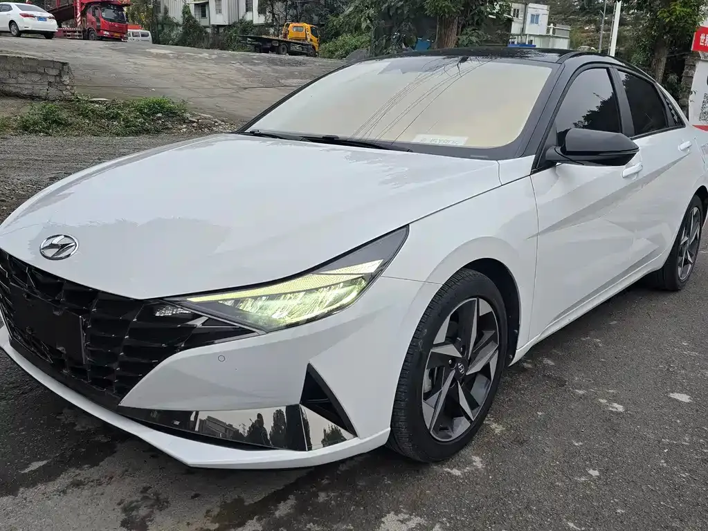 Hyundai Elantra — фото 1