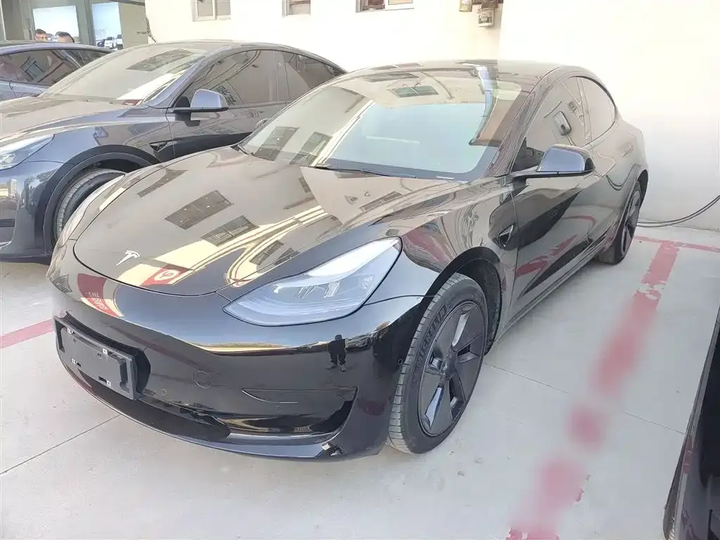 Tesla Model 3 — фото 1