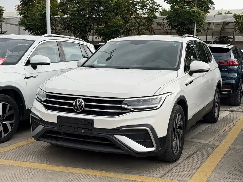 Volkswagen Tiguan L — фото 1