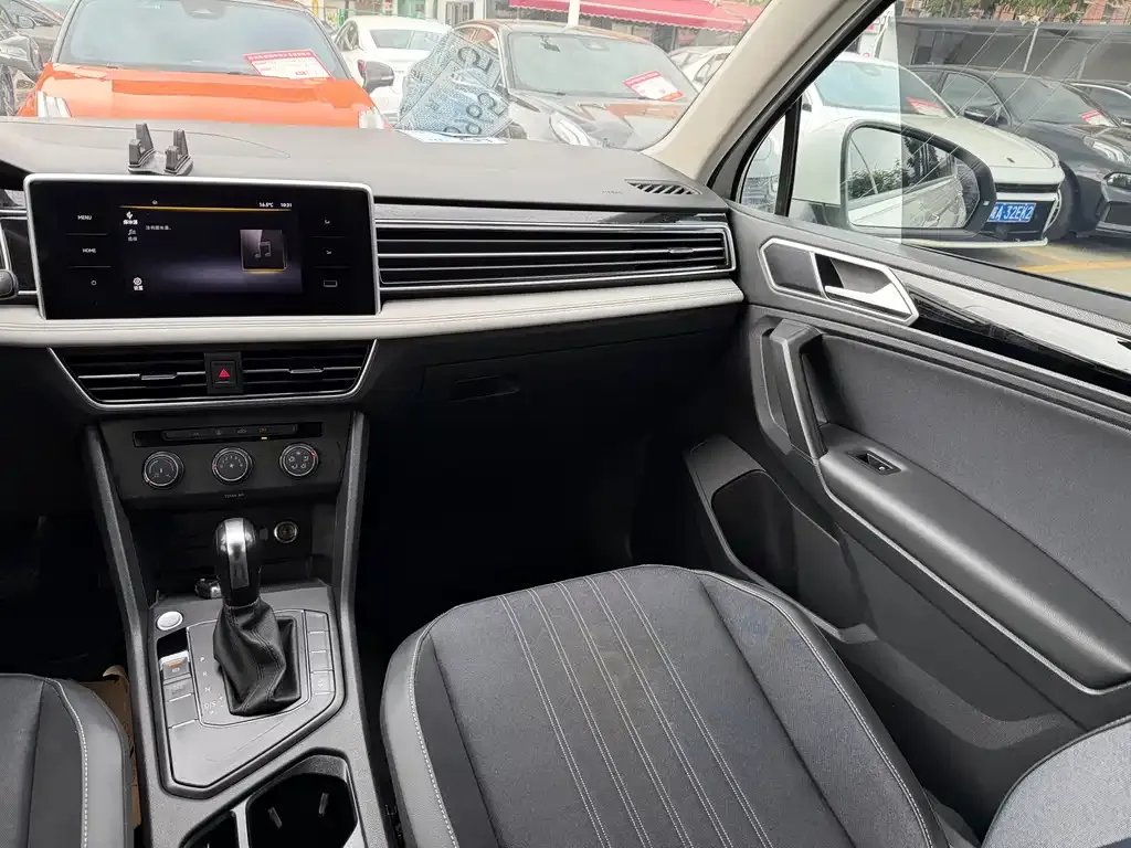 Volkswagen Tiguan L — фото 10