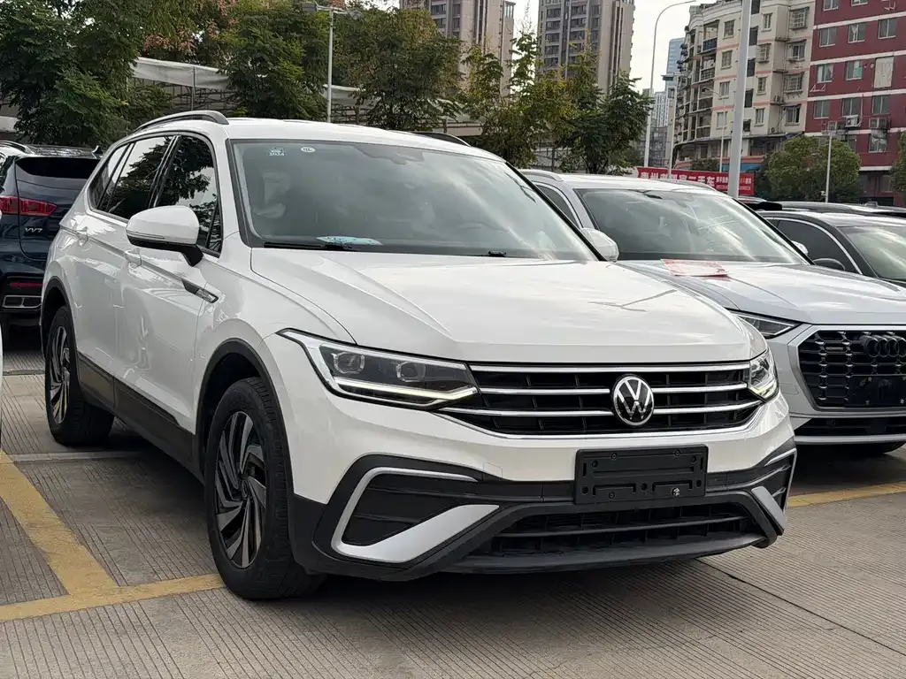 Volkswagen Tiguan L — фото 3