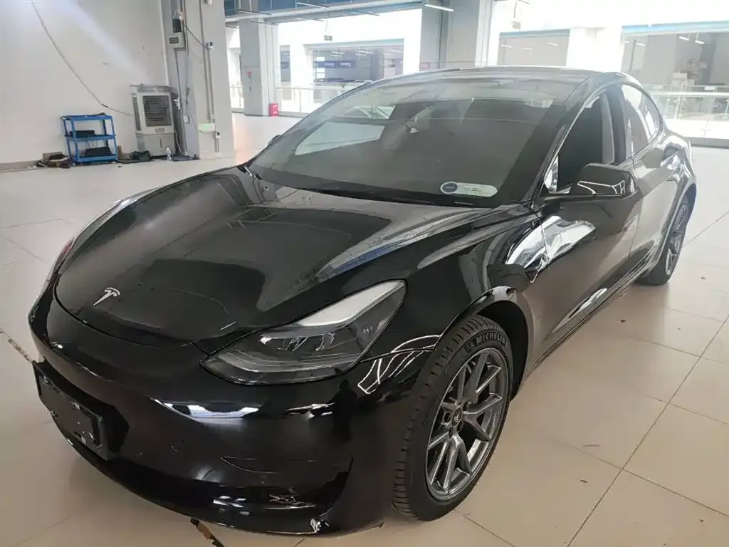 Tesla Model 3 — фото 1