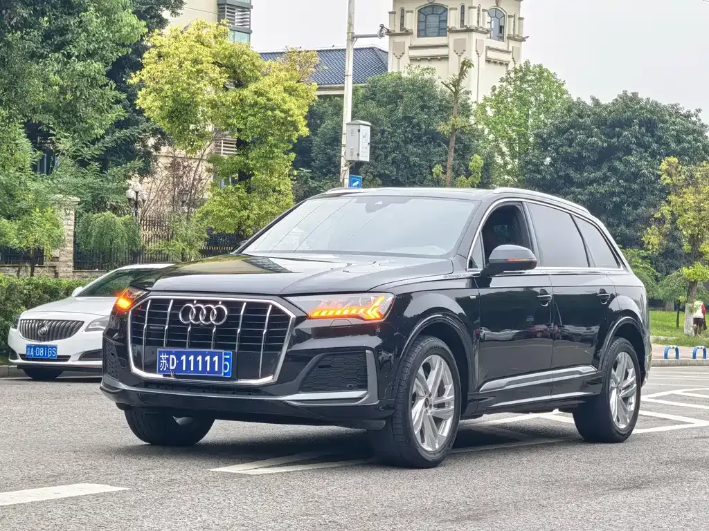 Audi Q7 — фото 1