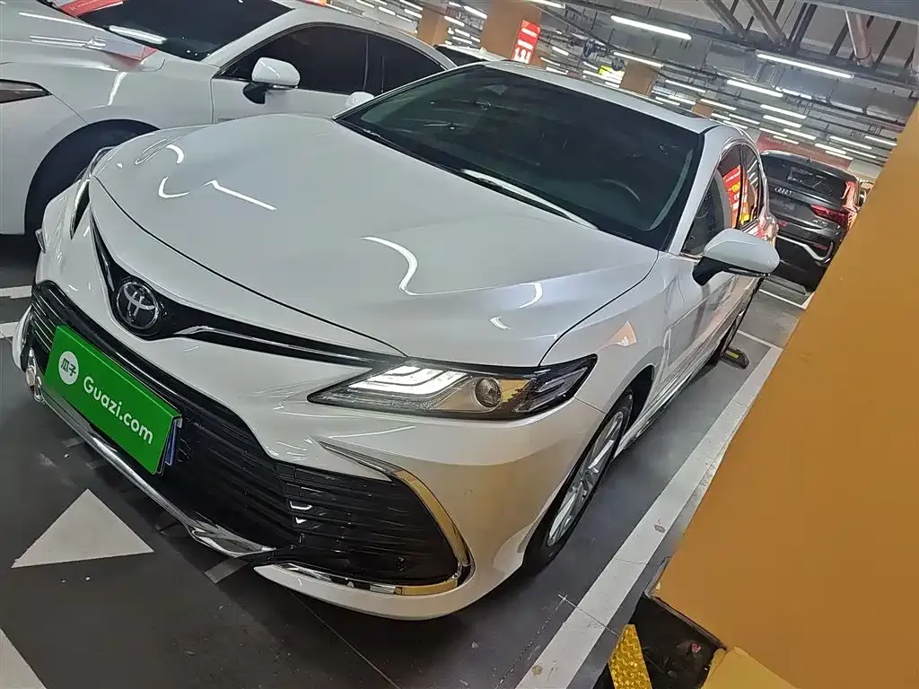 Toyota Camry — фото 1
