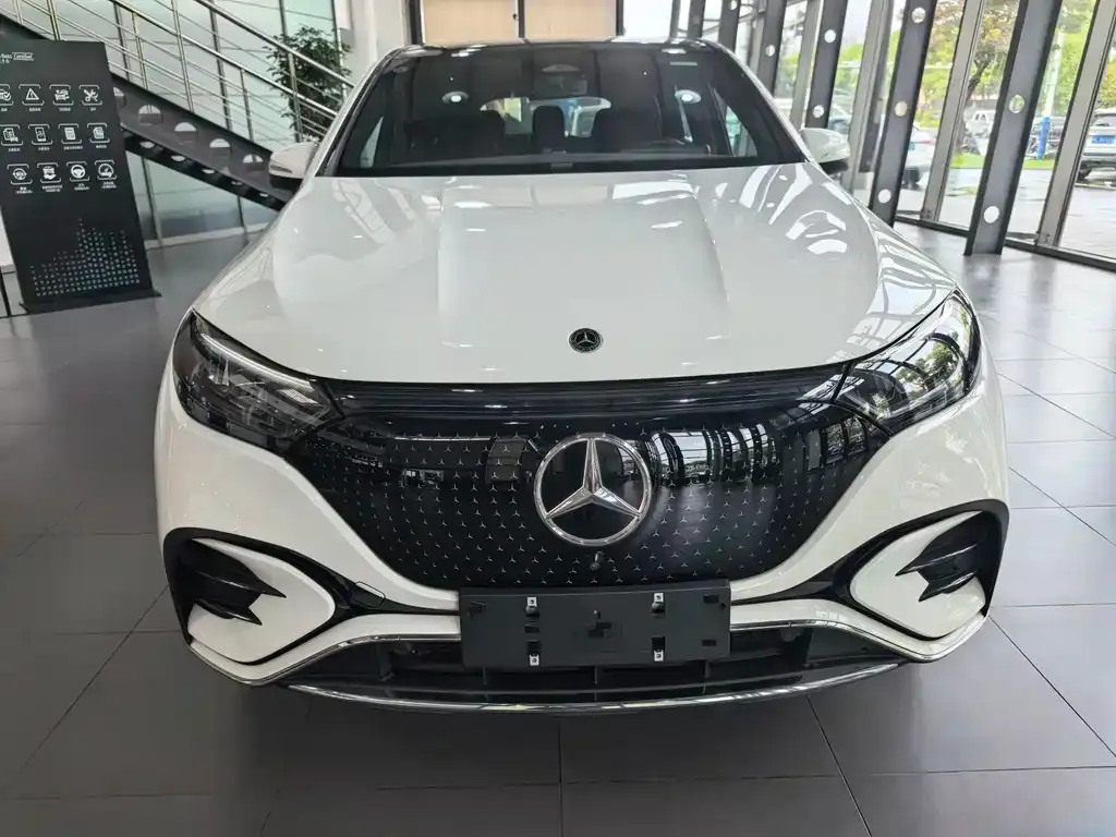 Mercedes-Benz EQE SUV — фото 1