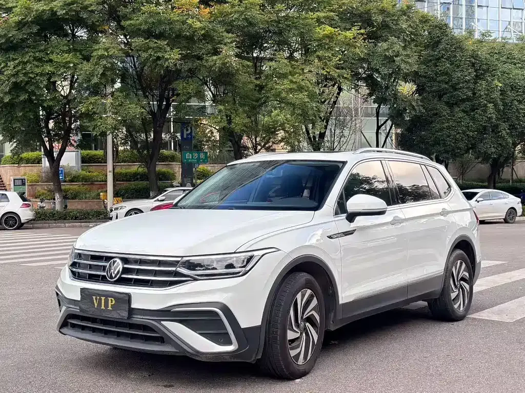 Volkswagen Tiguan L — фото 1