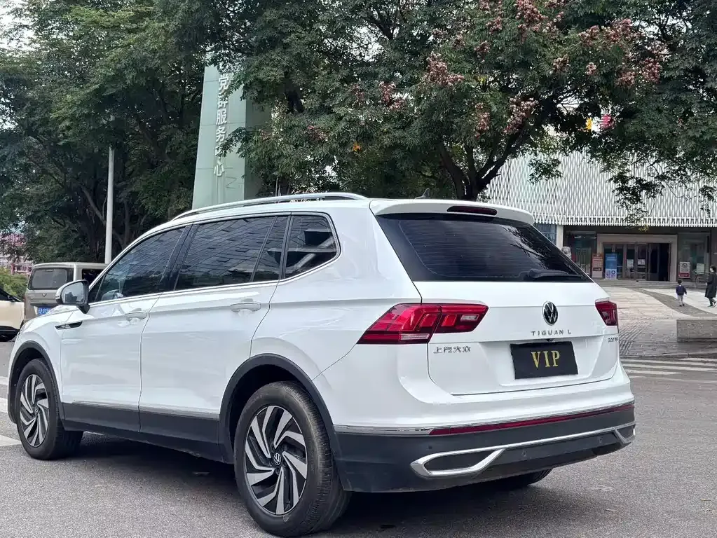 Volkswagen Tiguan L — фото 10