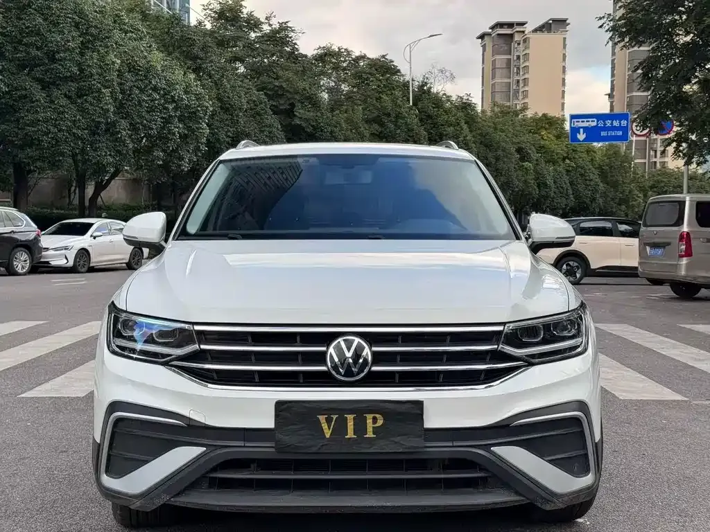 Volkswagen Tiguan L — фото 2