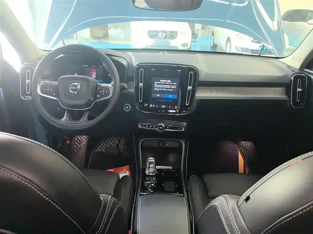 Volvo XC40 — фото 10