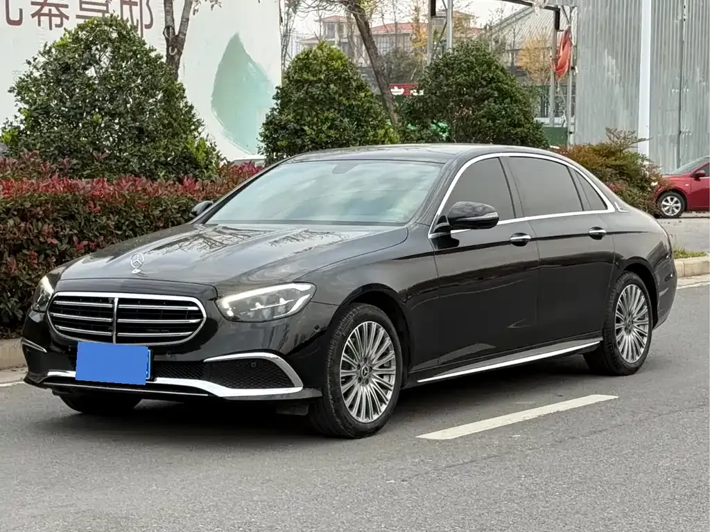 Mercedes-Benz E-Class — фото 1