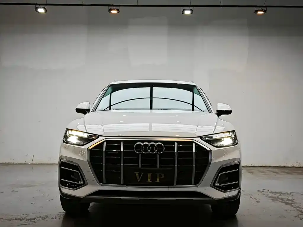 Audi Q5L — фото 1