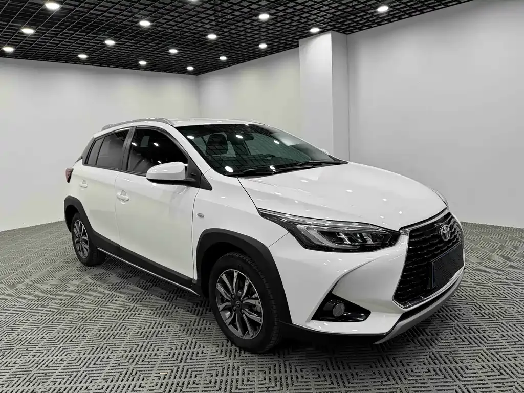 Toyota Yaris L — фото 1