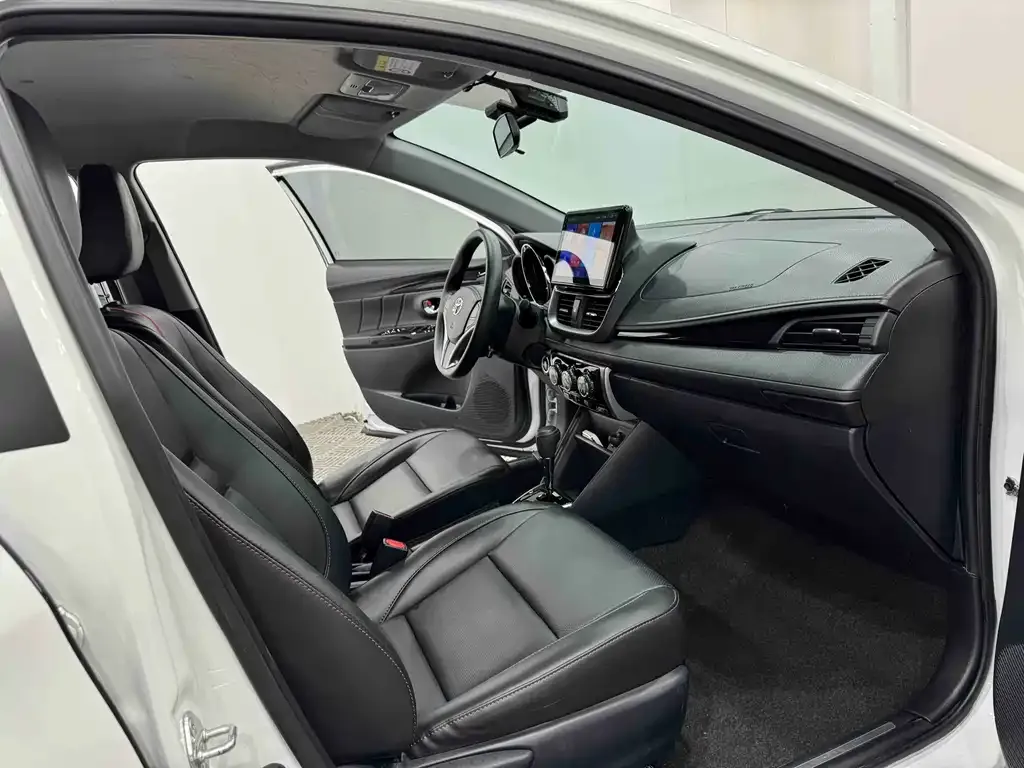 Toyota Yaris L — фото 4