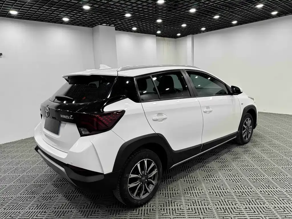 Toyota Yaris L — фото 7