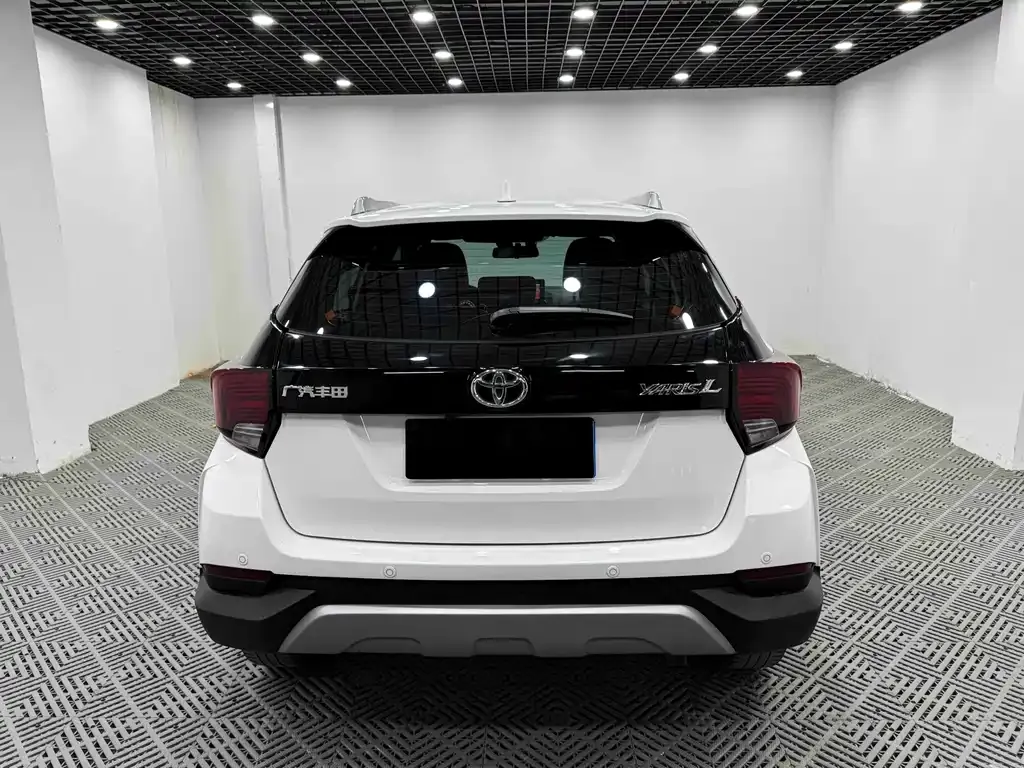 Toyota Yaris L — фото 8