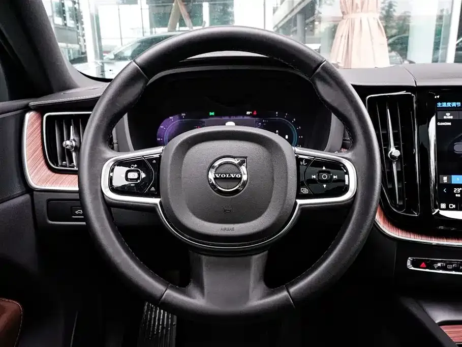 Volvo XC60 — фото 10