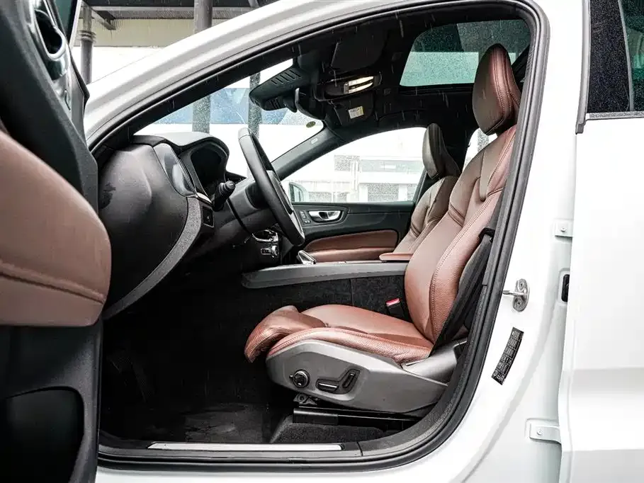 Volvo XC60 — фото 8