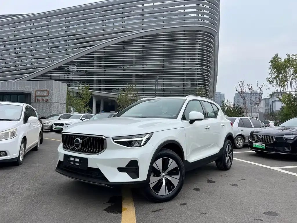 Volvo XC40 — фото 1