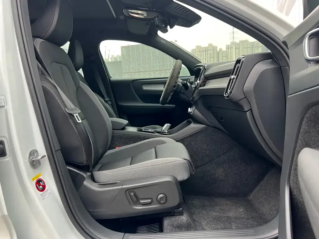 Volvo XC40 — фото 10