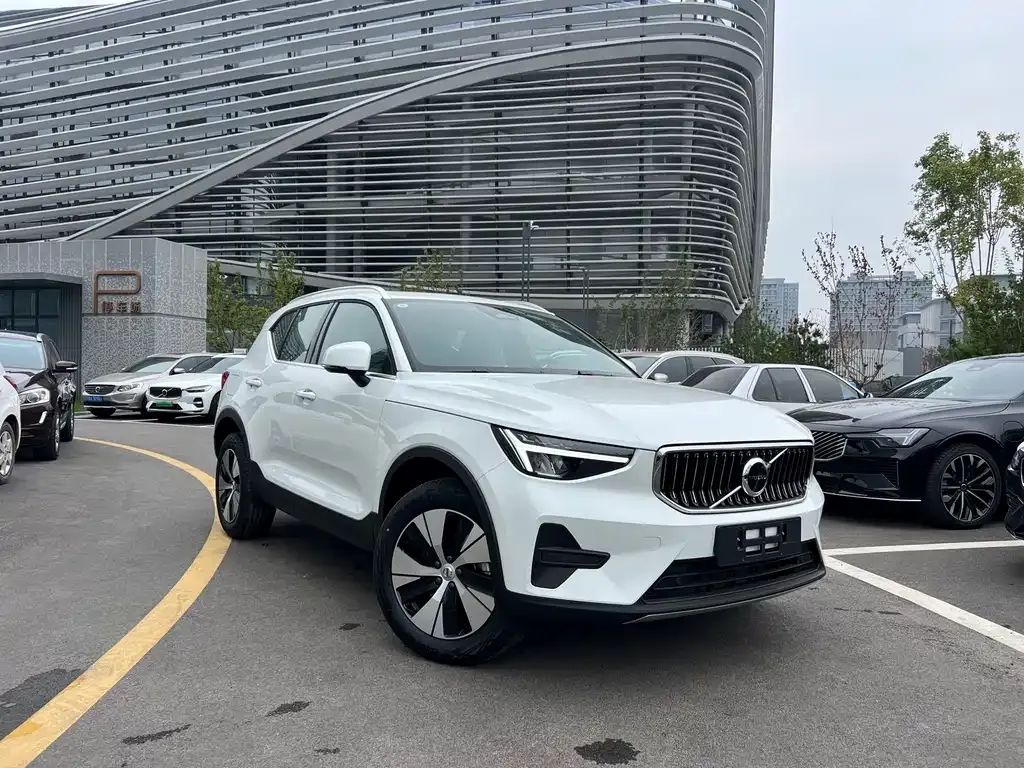 Volvo XC40 — фото 3