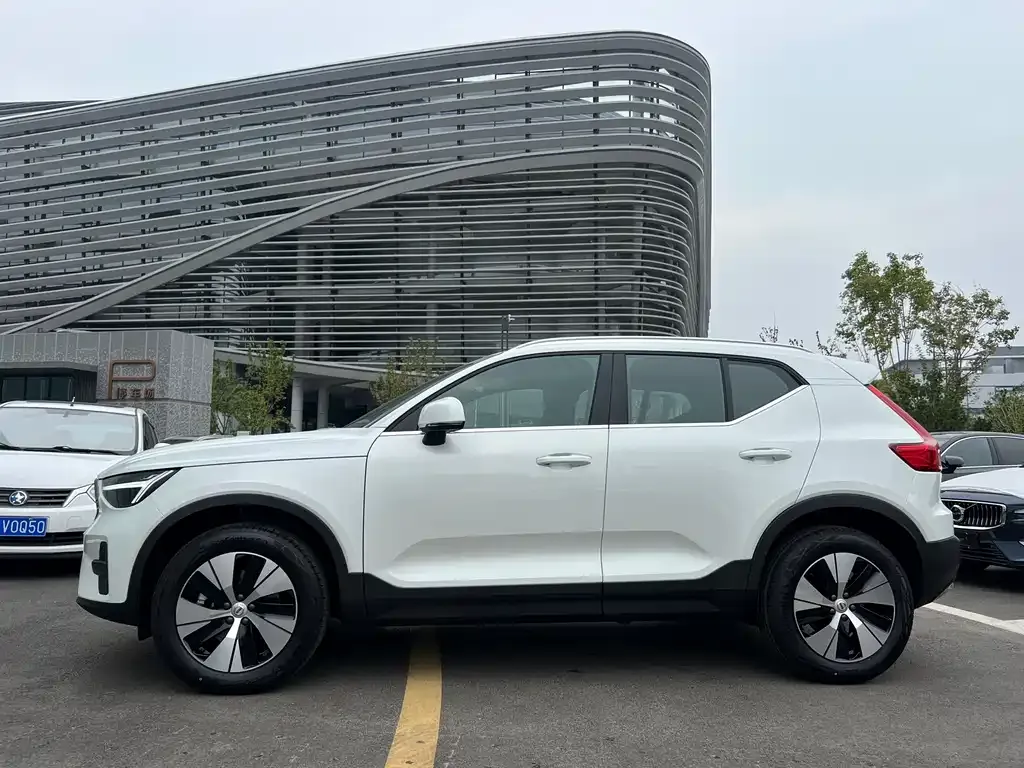 Volvo XC40 — фото 4