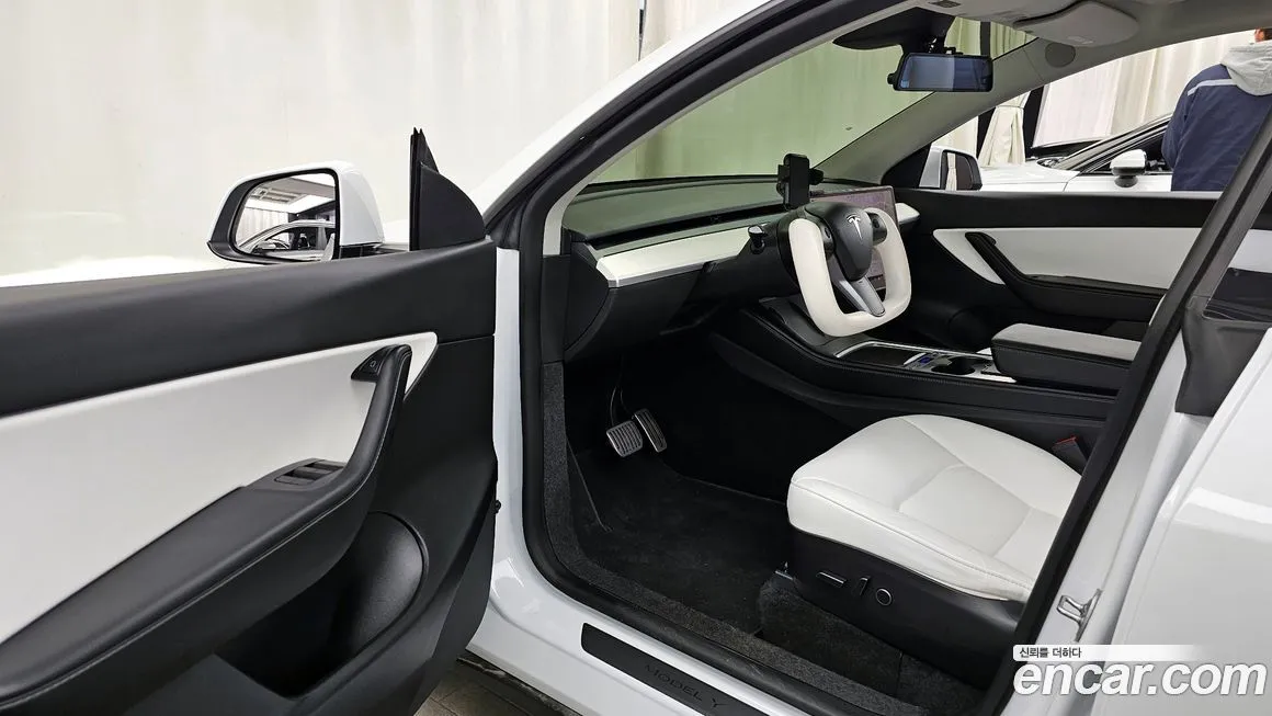 Tesla Model Y — фото 10