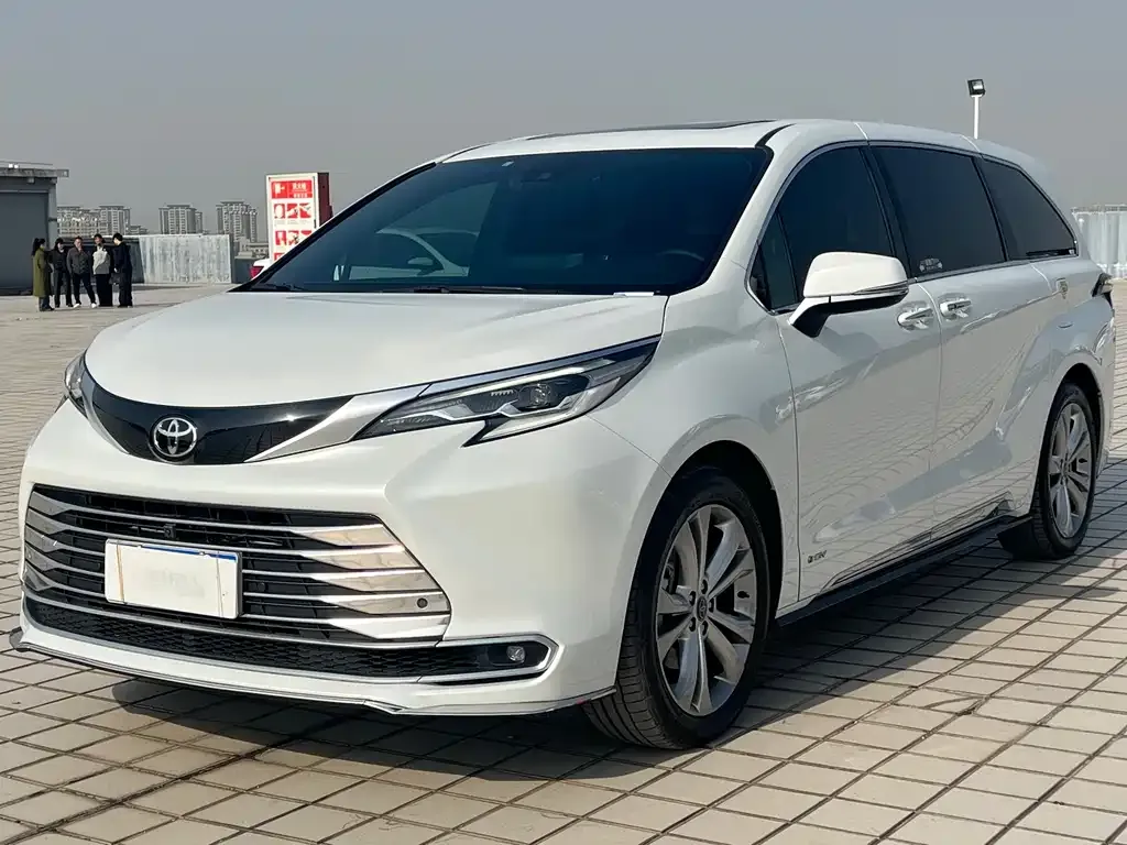 Toyota Sienna — фото 1