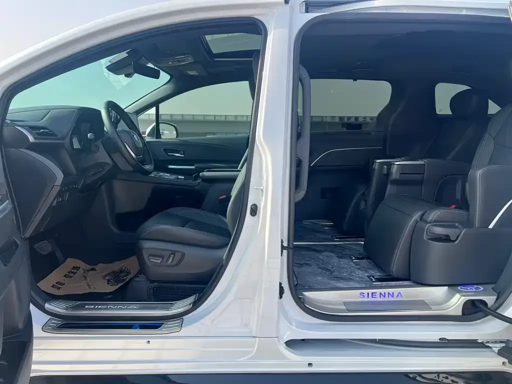 Toyota Sienna — фото 10