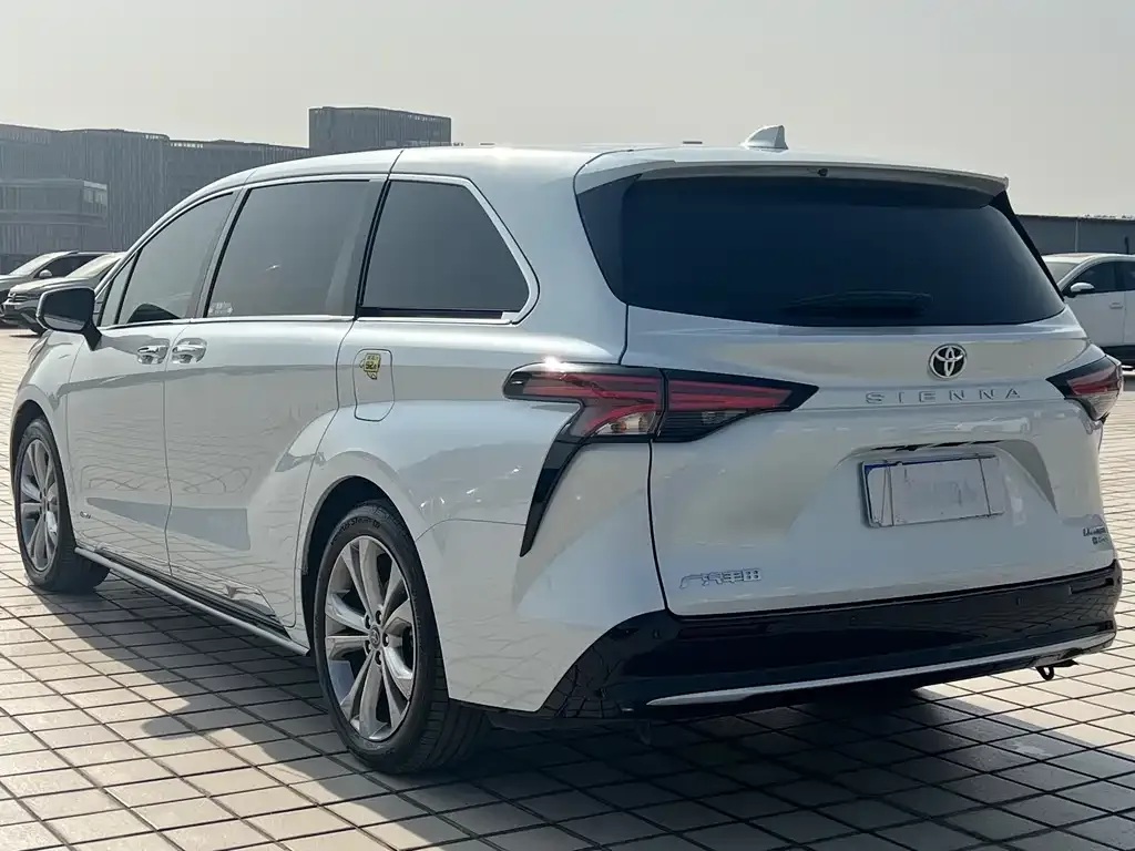 Toyota Sienna — фото 4