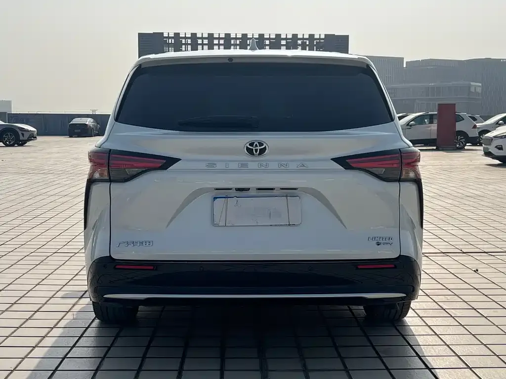 Toyota Sienna — фото 5