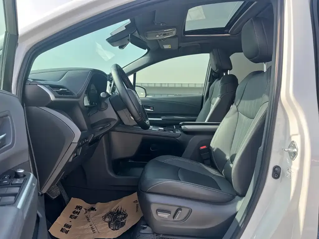 Toyota Sienna — фото 8
