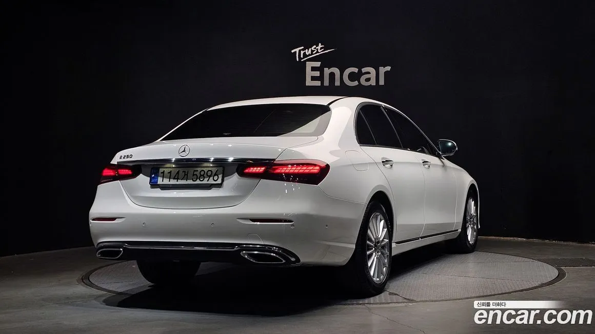 Mercedes-Benz E-Class — фото 2