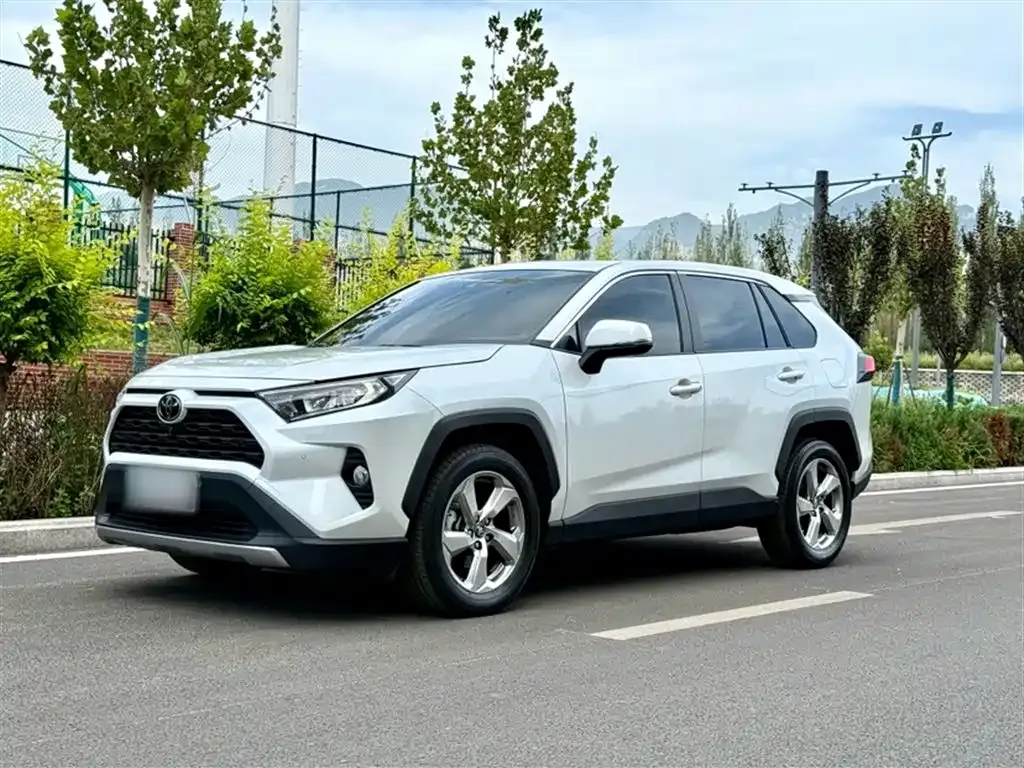 Toyota RAV4 — фото 1