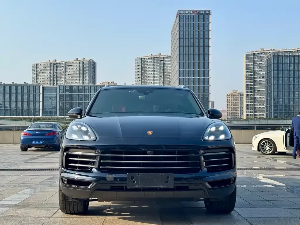 Porsche Cayenne — фото 1
