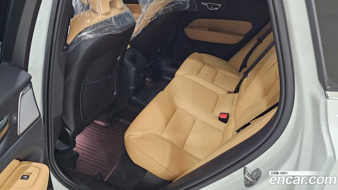 Volvo XC60 — фото 10