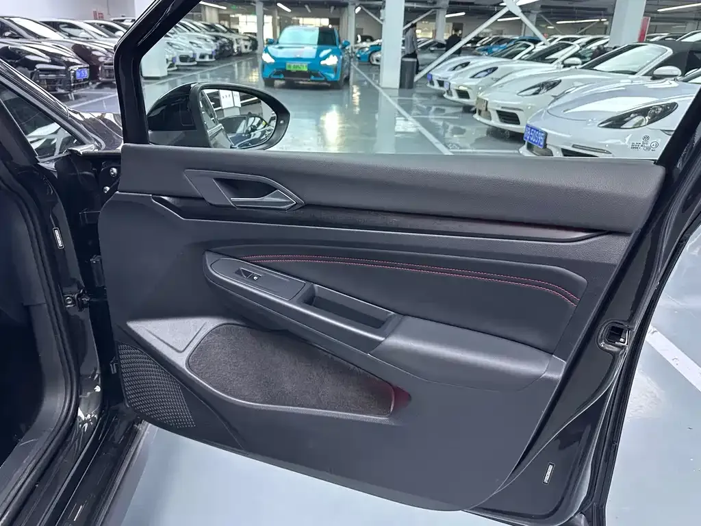 Volkswagen Golf GTI — фото 10