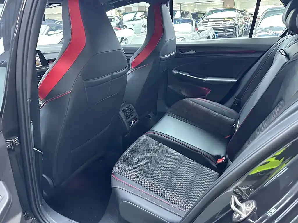 Volkswagen Golf GTI — фото 9