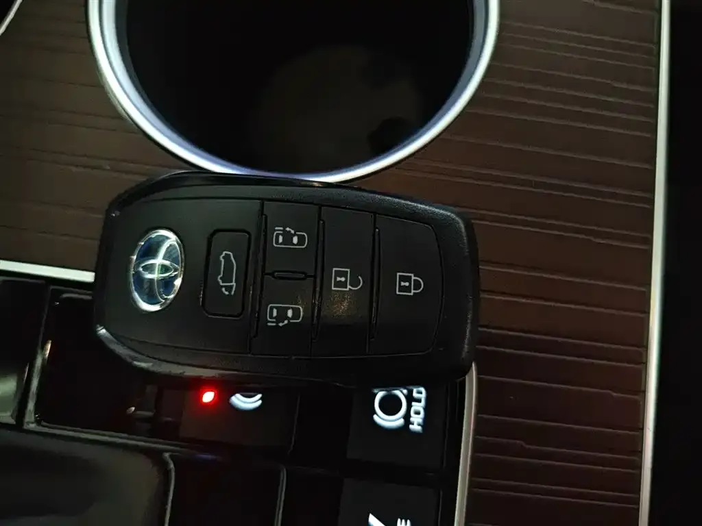 Toyota Granvia — фото 9