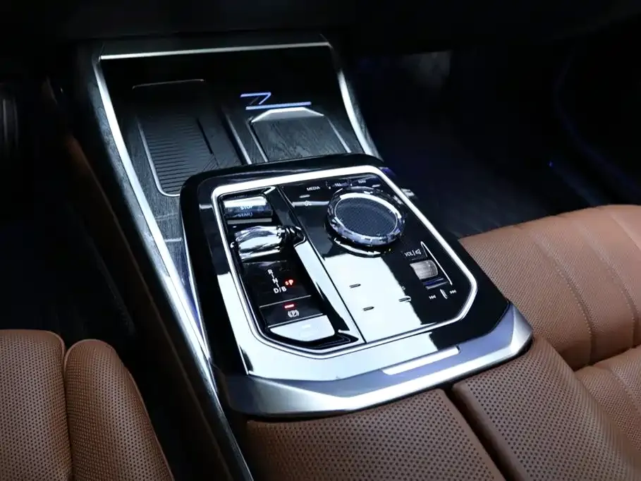 BMW i7 — фото 8