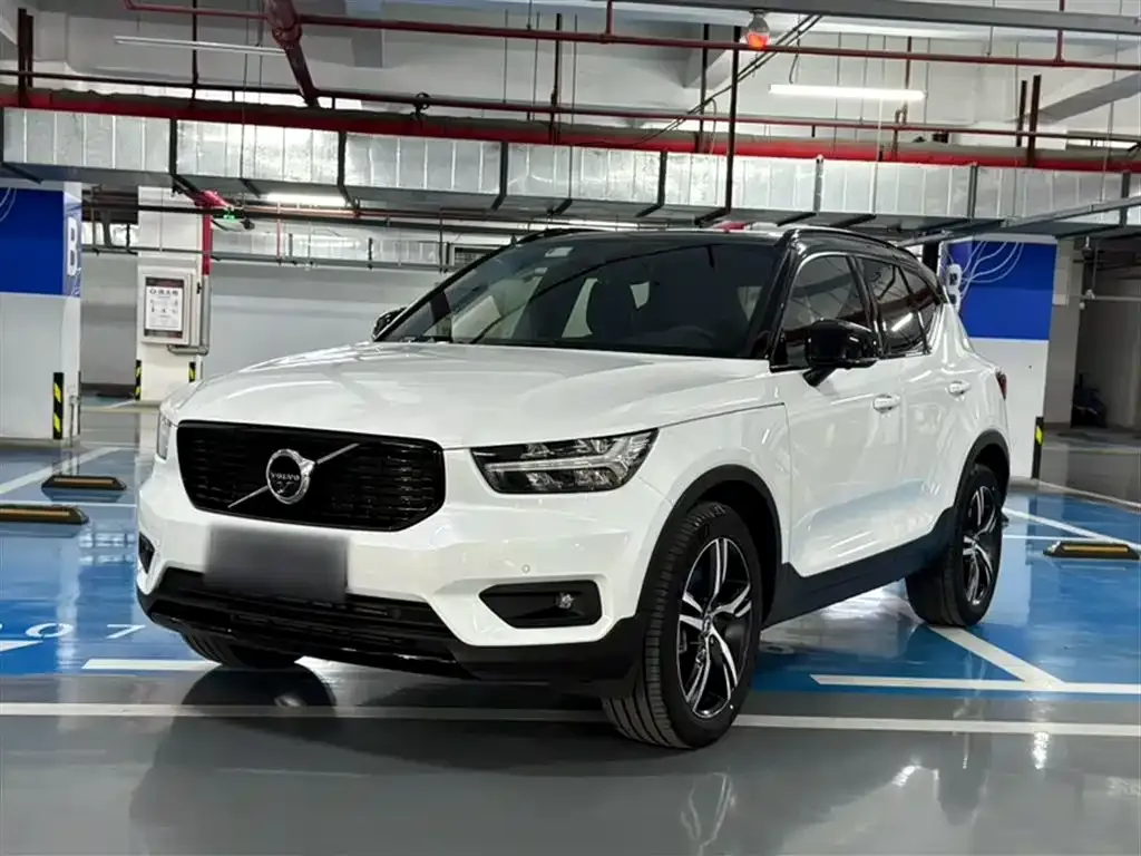 Volvo XC40 — фото 1