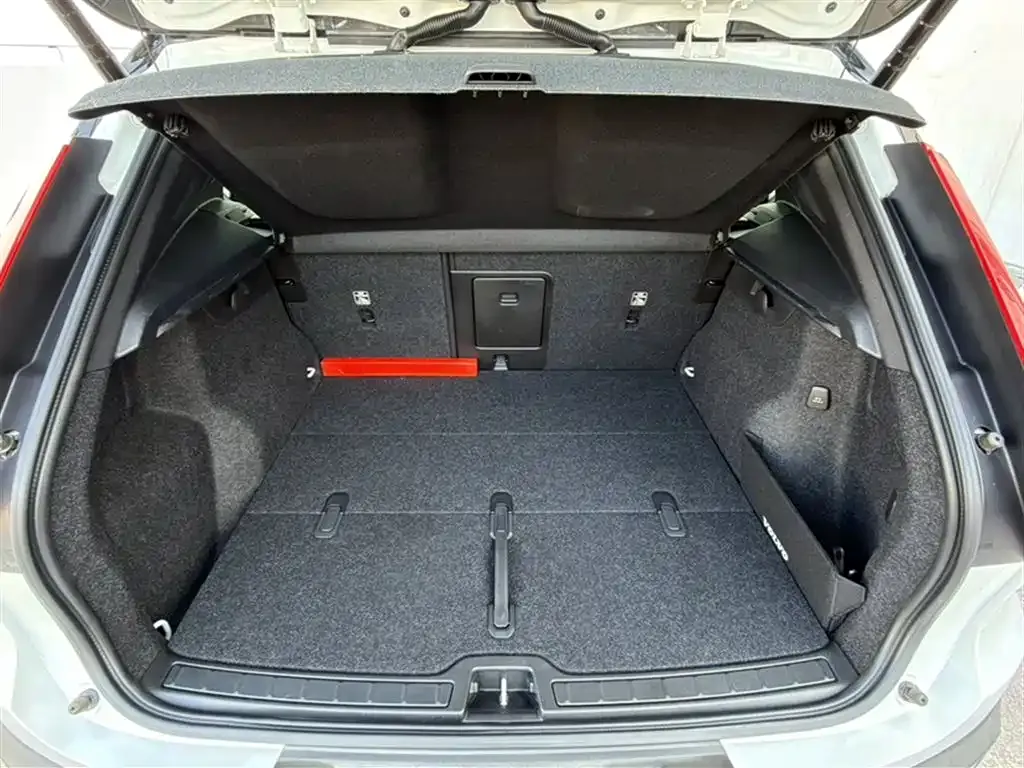 Volvo XC40 — фото 10