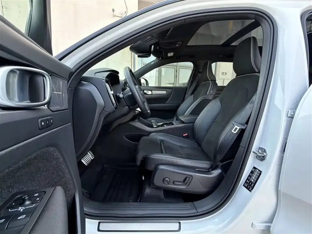 Volvo XC40 — фото 8